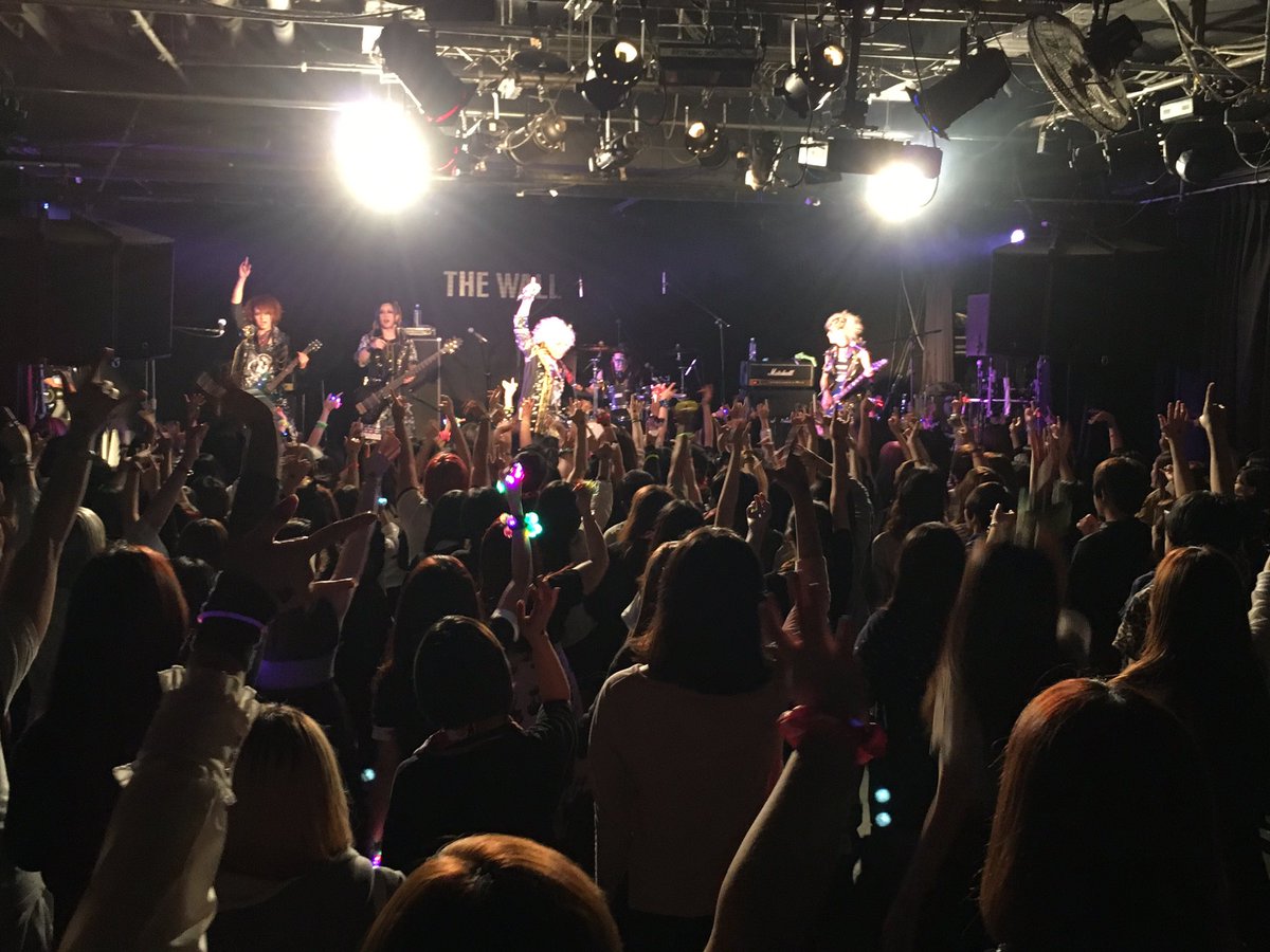 codomo_official's tweet photo. 台湾公演〝断トツでぶっちぎって楽しんでいこう〟拳と声の掛け合いが漢らしい「WOLFMAN」“右手を掲げ革命的な夜を創るぞ”と、ハヤトが煽ればまるでワンマンかの様な一体感と共に、ラストの「HEMLOCK」でコドモドラゴンの‘居場所’を魅せつけられた熱い公演でした！ #コドモドラゴン https://t.co/CjiexFafmc