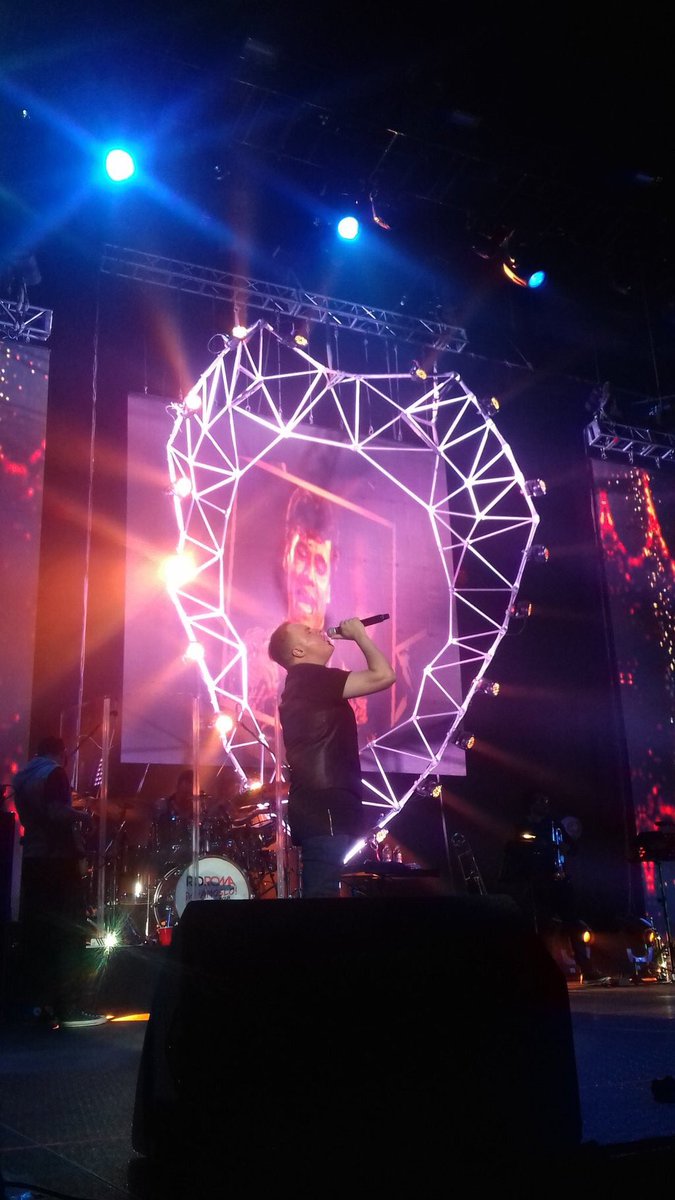 Raul_Roma's tweet photo. Aquí les dejo una foto que amé del show de #Monterrey 🇲🇽 @RioRomamx https://t.co/hppab1vEQr