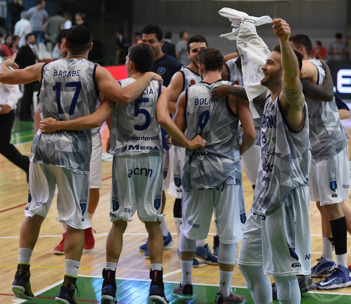 Pickandrollweb's tweet photo. "Un Argentino valiente". Crónica y fotos de la victoria del Turco en casa ajena ante Ferro 81-80. https://t.co/lWVVCtDFOg #LNB https://t.co/24ccgvSnTH