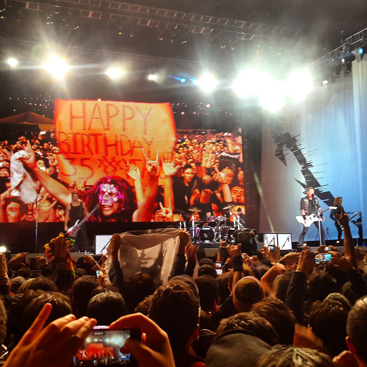 brunobrutanza's tweet photo. Happy 35th @Metallica #MetinQuito https://t.co/aBvsuXGi9f