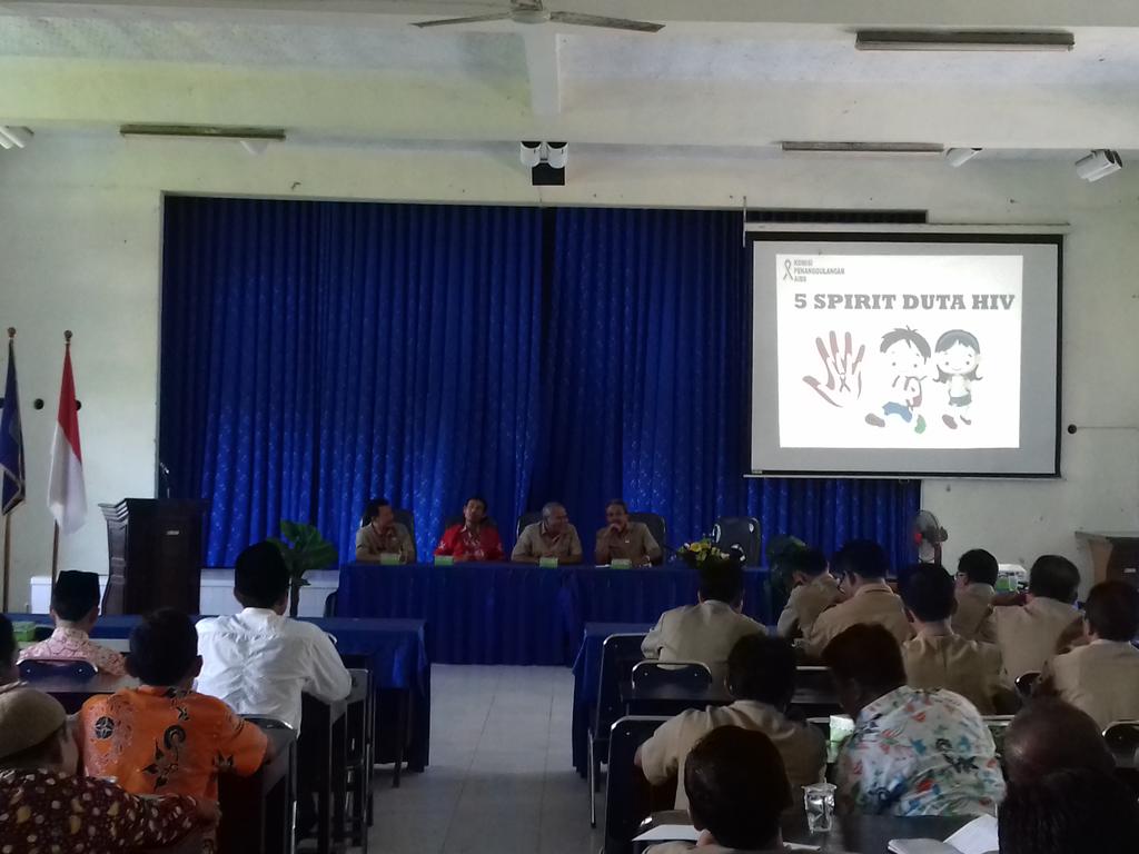 Bwi_Be_Right's tweet photo. Seluruh Kepala Sekolah SMP @banyuwangi_kab bersiap untuk kompetisi gerakan DUTA PEDULI HIV oleh @KpaBanyuwangi cc @a_azwarnas https://t.co/Kyug3w3E4W