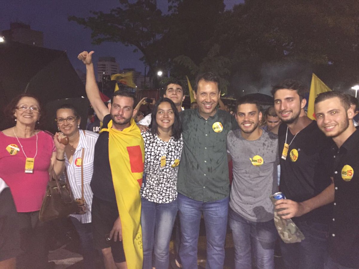 andreyazeredo's tweet photo. Comemorando a vitória com a militância #Iris15! Só alegria! https://t.co/bHpmIEZ25O