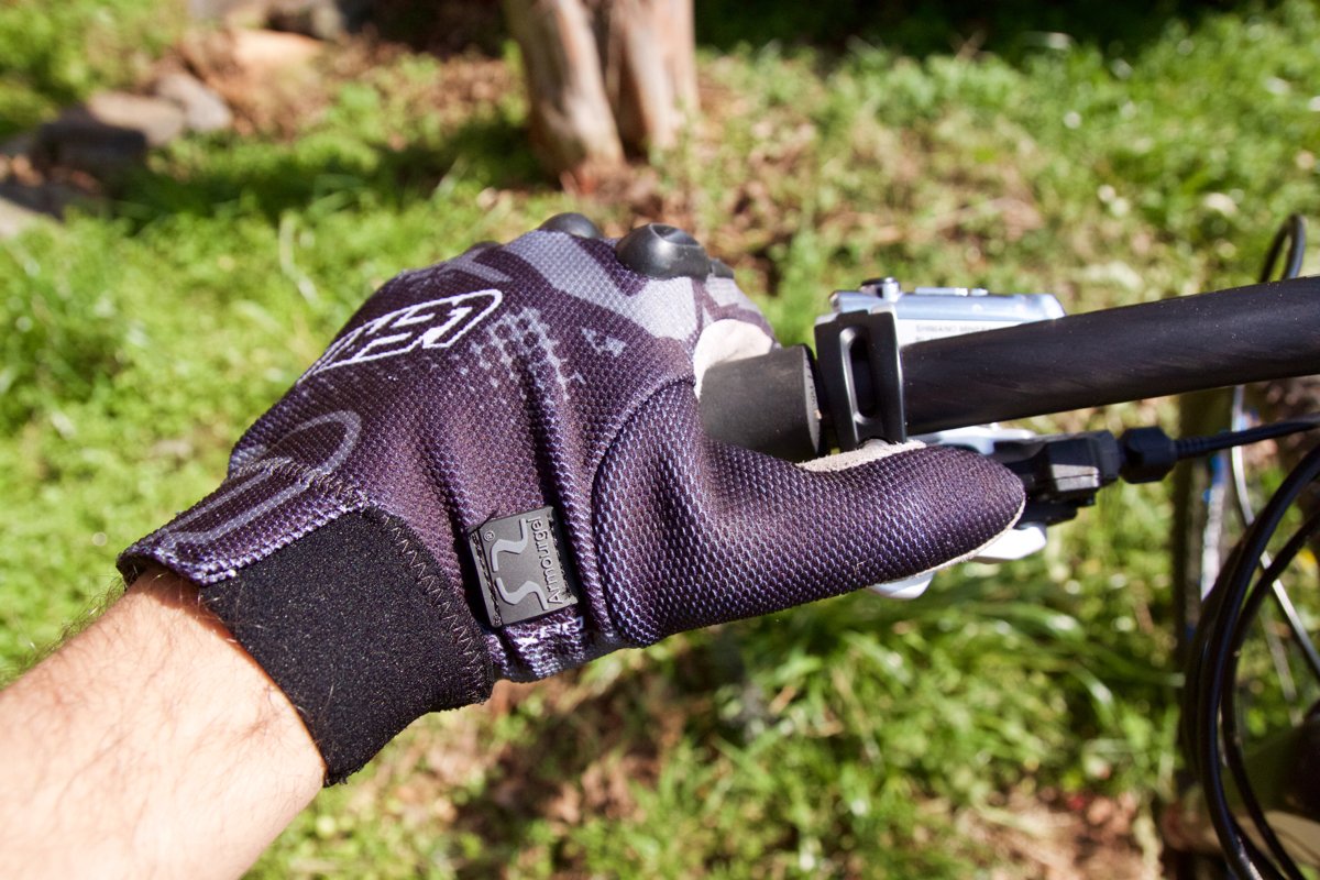 officialleatt's tweet image. What's with our #LeattProtection gloves? @Singletracks.com tested our Leatt DBX 4.0 Windblock Gloves for you. buff.ly/2eUkpnB