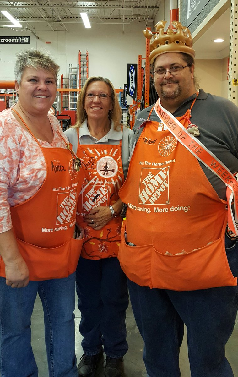 atyner3's tweet photo. Our Man Vernon, rocking out Cashier of the Week, in his personal blow-up Crown! Congrats &amp; great way to close out CAM 2016.👏👊👋 https://t.co/uhca8ArmsU