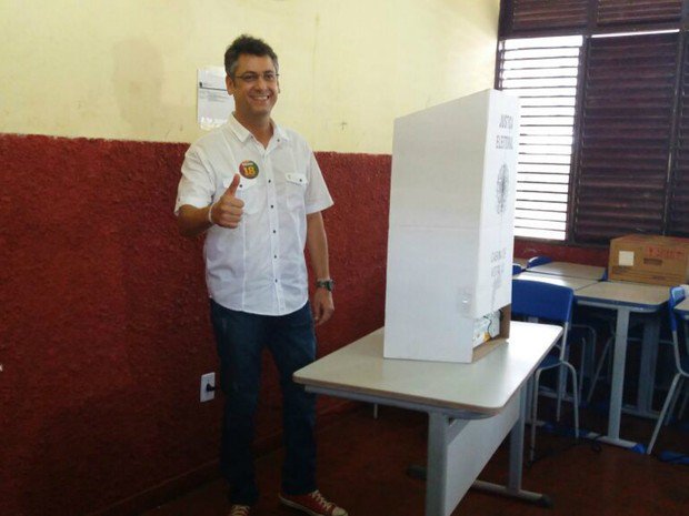 g1's tweet photo. MACAPÁ: Clécio Luís, da Rede, é reeleito prefeito https://t.co/8RQSRvhBXO #Eleicoes2016 https://t.co/8vfoHDjGFi