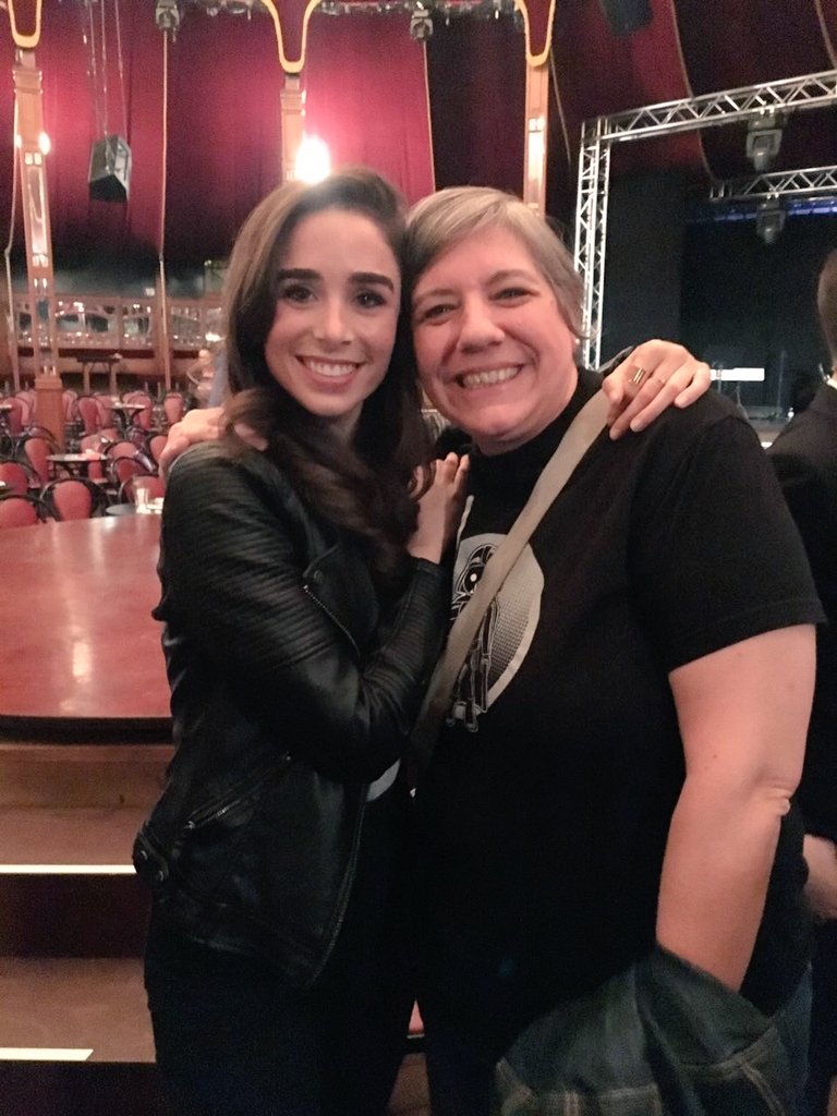 LaOvejaRosa's tweet photo. Maravilloso el show de @soyalbertofrias, @puesmemuero, ¡¡¡cómo canta !!!(sobre todo si participa @Candela_Serrat) #aureliers #puesmemuero https://t.co/f82mng9lTX