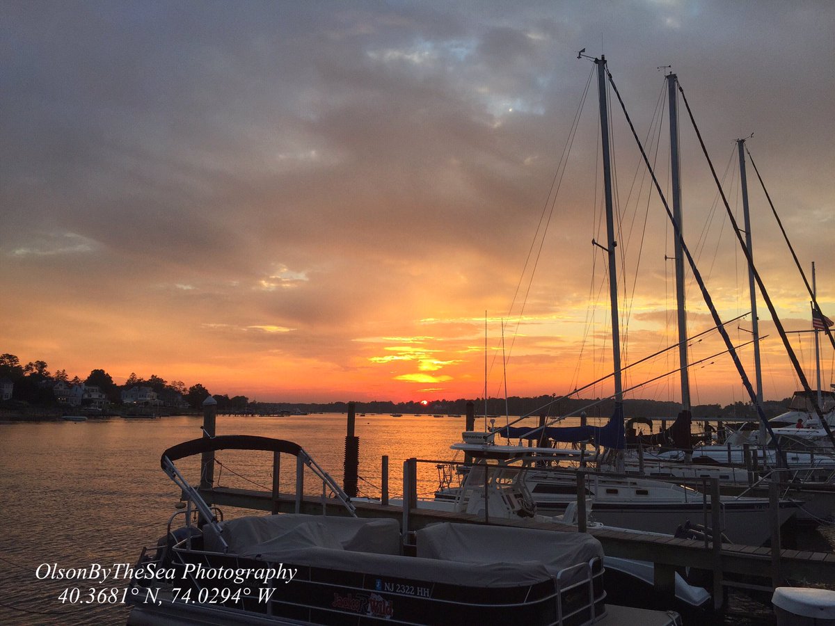 Olsonbythesea's tweet photo. #October #SunsetSunday #sun #fall #Navesink #SRYC #yachtclub #sailing #lifestyle #lifeofadventure #sky #Cruising #BOATS #coastalliving https://t.co/fjumuC2Y9z