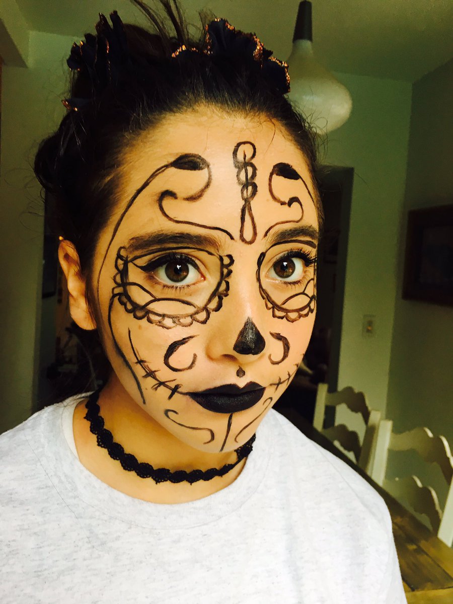 KierstenWarren's tweet photo. It's hard to not allow makeup (because you're 11 that's why) on Halloween. #ScarlettJames #playingwithmakeup #notbadkid https://t.co/5PRyjTBsKW