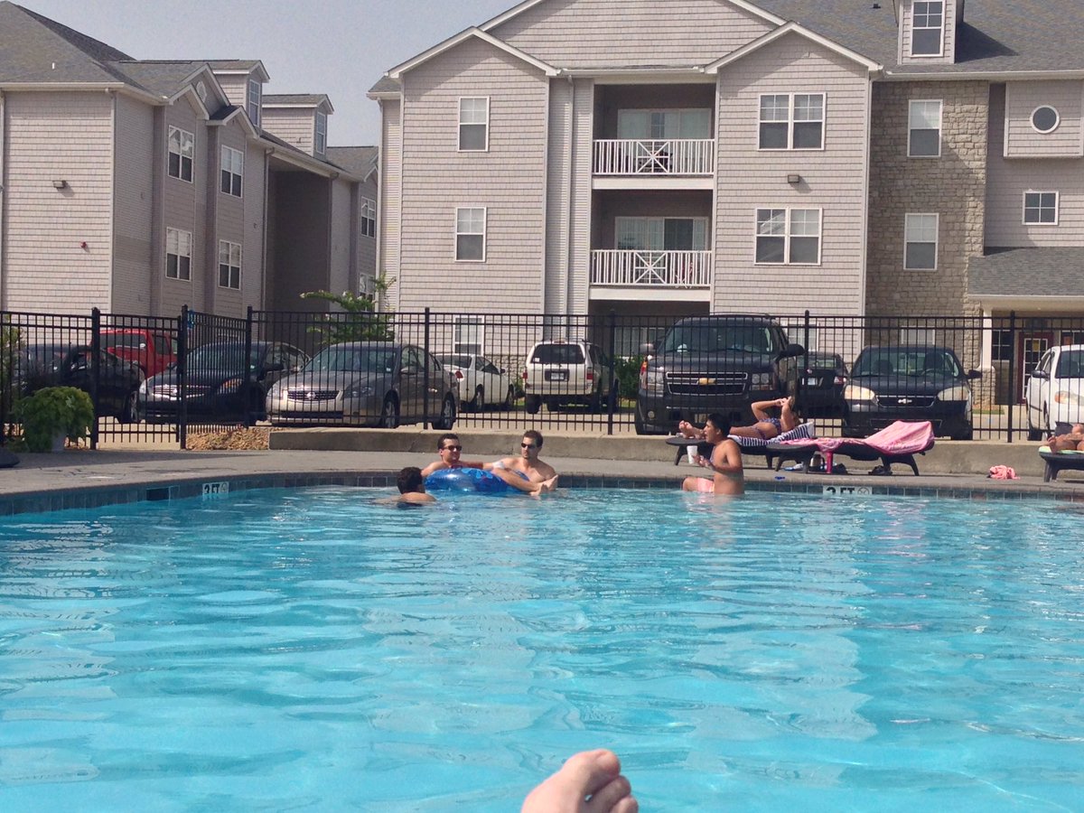 JacksonDickk's tweet photo. These were the days 😎🏊🏼 @jbnewn @BarrettEdens @ChadRamey2 @Chanat_S https://t.co/qRyoPFTP40