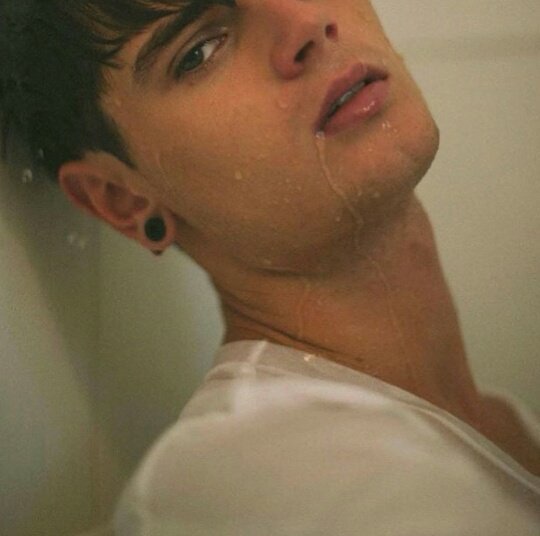 allenrpgpsy2's tweet image. lips are chapped and faded.