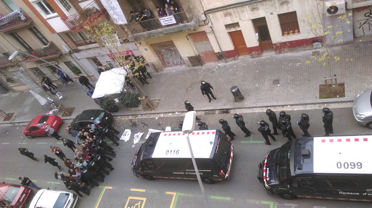 #VÍDEO | Una seixantena de mossos antiavalots tiren la porta a terra i desallotgen el centre social La Benaventurada directa.cat/actualitat/una…