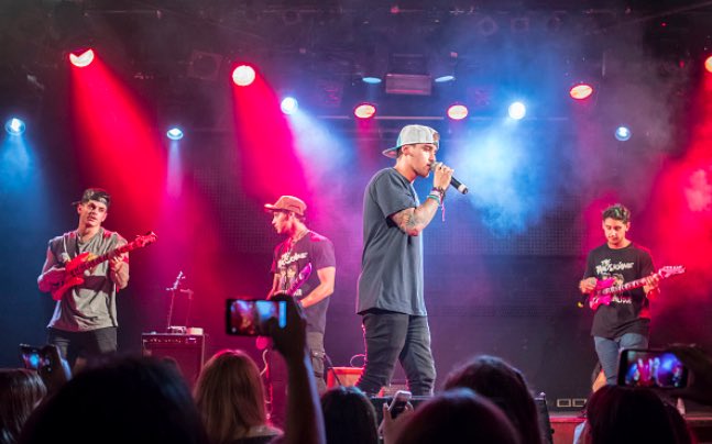 UpdatesOnJano's tweet photo. HQ - The boys onstage in Barcelona #AnotherFailTour (3) https://t.co/lYYUpHfHhb