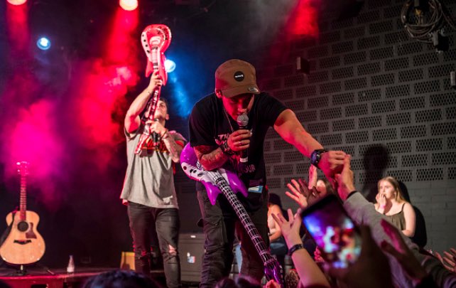 UpdatesOnJano's tweet photo. HQ - The boys onstage in Barcelona #AnotherFailTour (3) https://t.co/lYYUpHfHhb