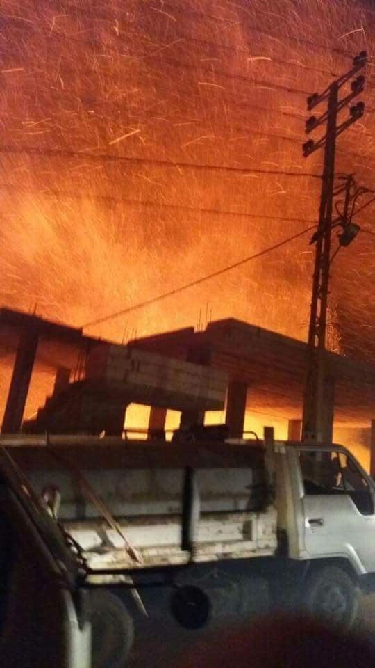 نيران تمتد في قرية #قبعيت في #عكار وتلتهم المنازل.. وتنتقل لقرى اخرى. الصور من <a href="/FoutounRaad/">Foutoun Raad فتون رعد</a> و <a href="/TrellaLB/">Imad Bazzi</a> #قبعيت_تحترق