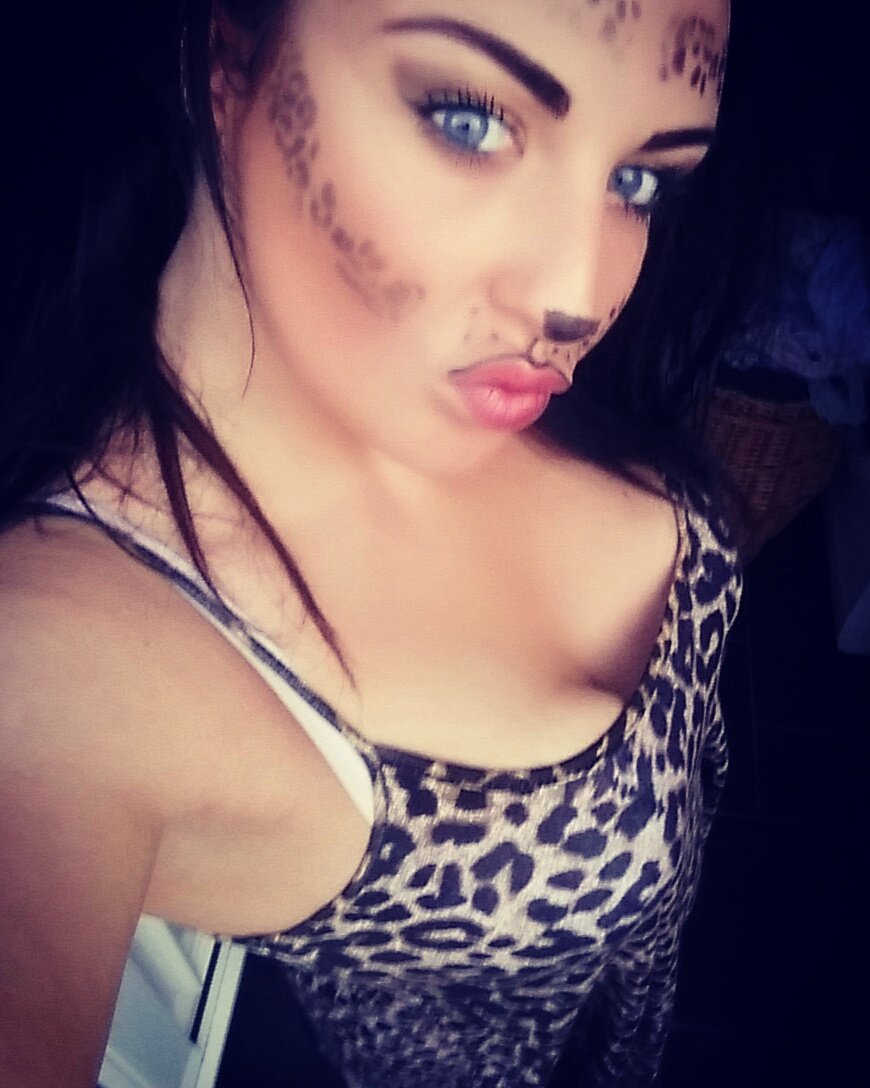 Hannahappleton7's tweet photo. Happy halloween #meow https://t.co/iiUUgq0ehs