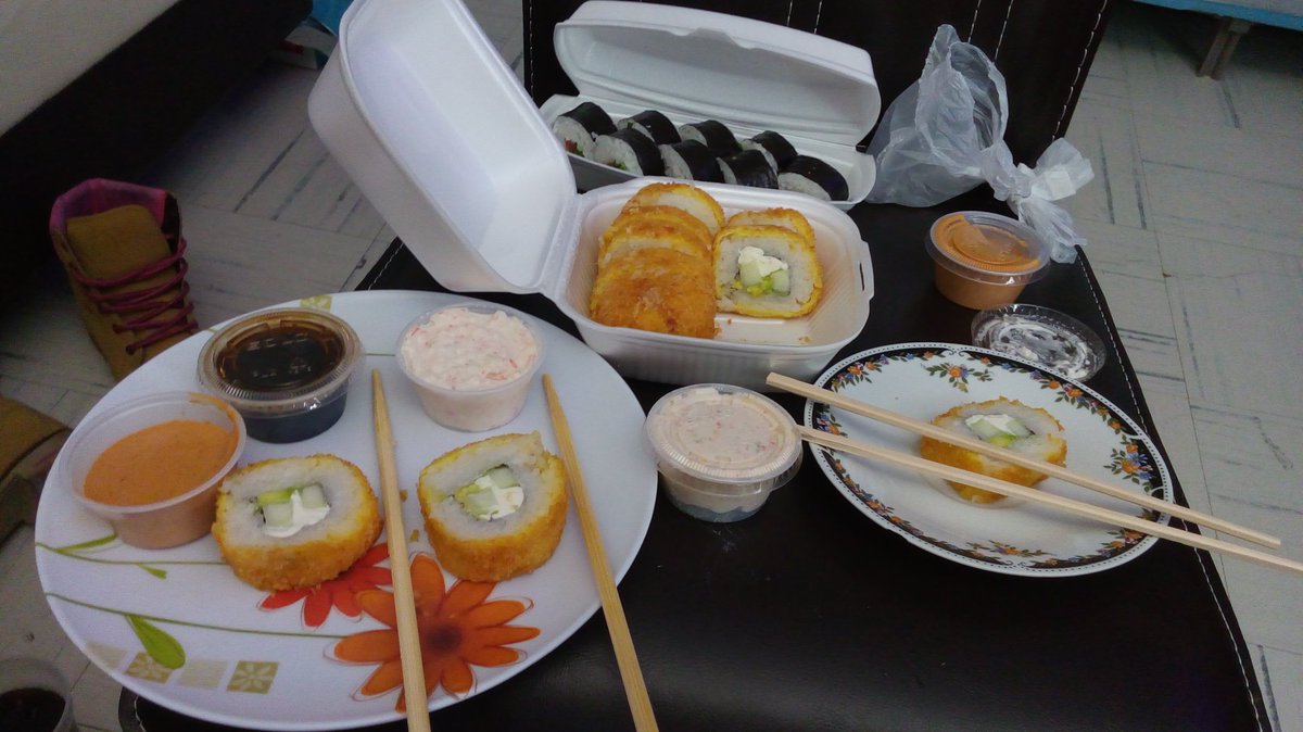 IngAriBoy1's tweet photo. @karlina_angel #sushiroll #delicious https://t.co/wcXeaqiXhL