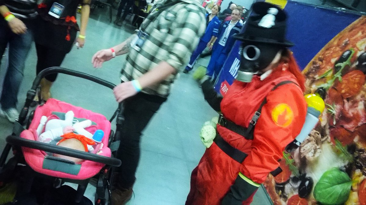 IlGlaz's tweet photo. Zombies, witches, aliens, six Buckies and a racoon - fun times tonight at #Starcon2016! https://t.co/1mBuqk010l