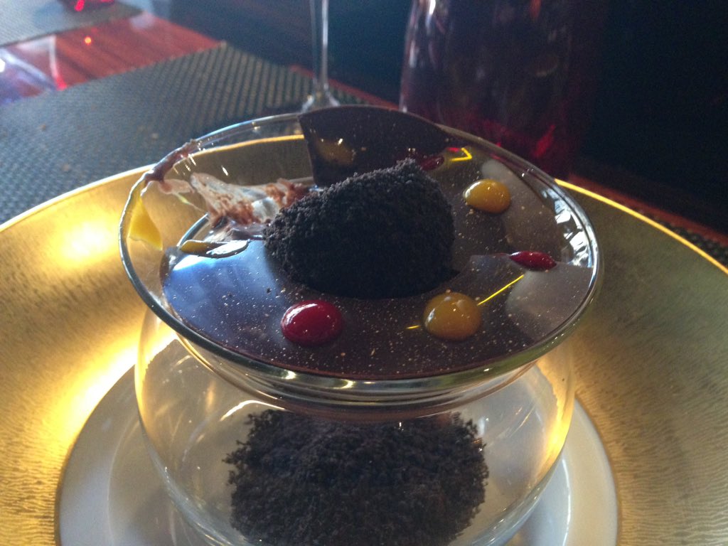 Llegando al final en <a href="/RobuchonParis/">Robuchon St-Germain</a> magnífica molleja, cambio del meringue por arroz con leche y la tentación chocolate todoelmenúmagnífico