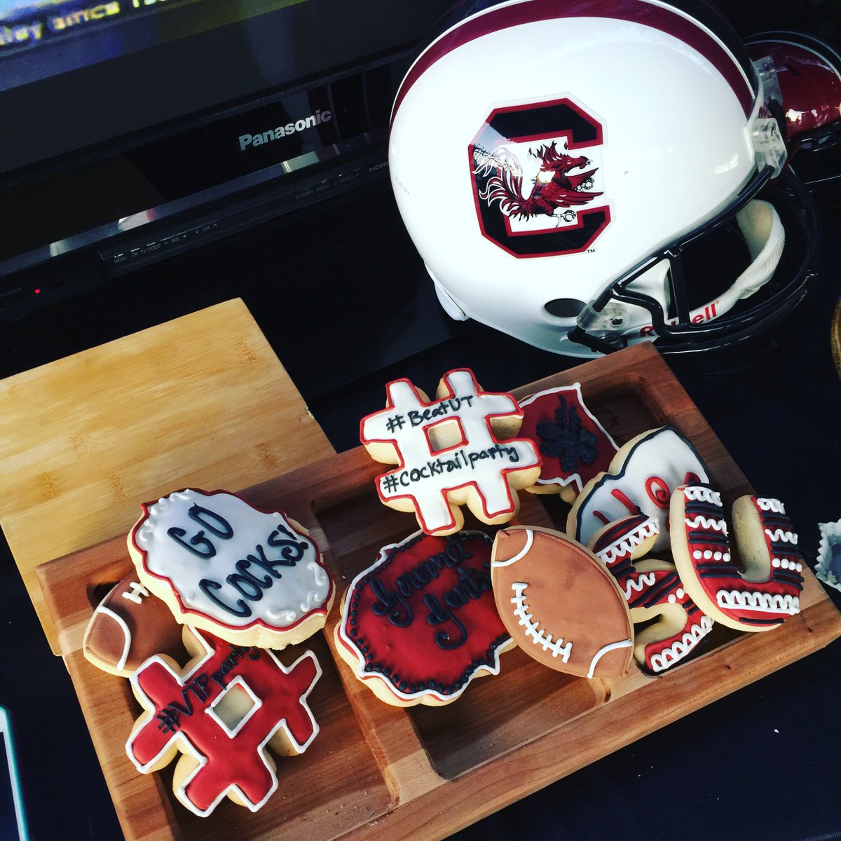 Gourmet_Gents's tweet photo. Who loves cookies? ๐๐ปโโ๏ธ How great are these yummy things from the fine folks at @silver_spoon_bs? #getinmybelly #Tailgate2016 ๐๐ผ๐๐๐ด https://t.co/J1KIcn1BVr