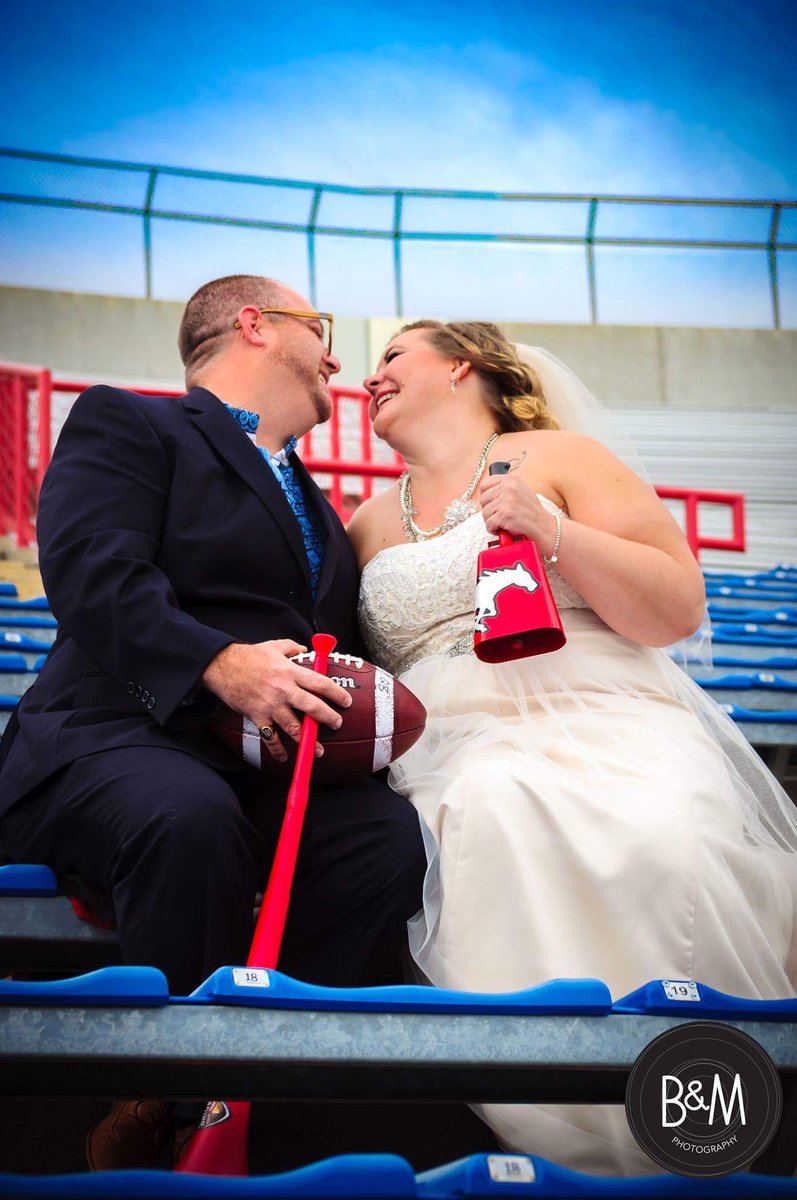 BM_SistersPhoto's tweet photo. Happy One Year Wedding Anniversary to @ukiebiker and @TheLuki1 #YYCPhotography #SisterPhotography #WeddingAnniversary #GoStamps https://t.co/563Wydetz1