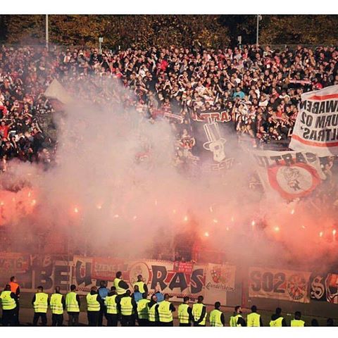 bundesliga_br2's tweet photo. Pirotecnia da torcida do Stuttgart no Baden-Württembergische-Derby diante do rival Karlsruher https://t.co/Rt0G6JiGEX