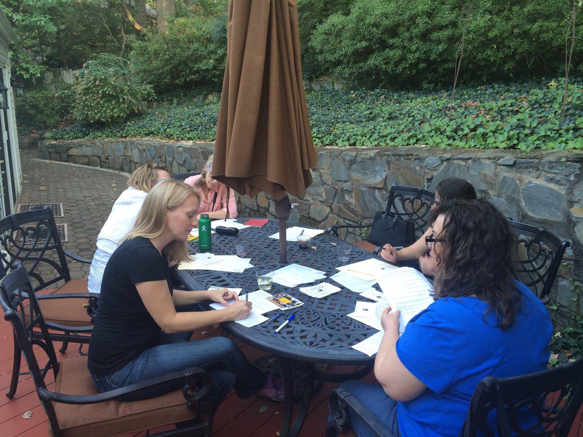 LLontheblock's tweet image. 9 moms + 11 kids = 120 postcards w/pro HRC messages to Arlington Democratic voters! #GOTV with kids' help! #imwithher #virWINia #moms4hrc