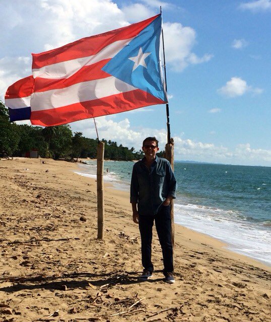 Con mi bandera. Orgulloso de mi tierra