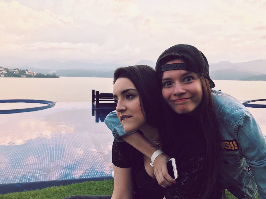 MicaSuarez12's tweet photo. Cuando tu amiga se va a sacar una foto y se la cagas https://t.co/zOMFmbm0yv