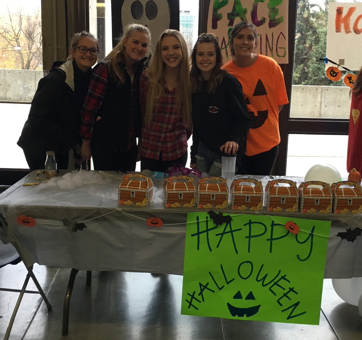 WSU_Theta's tweet photo. Spent the afternoon painting faces and handing out candy at the WSU Halloween Carnival!ππ¬ #tlam #thetaservice #sisterhood https://t.co/JbJvRAbmss