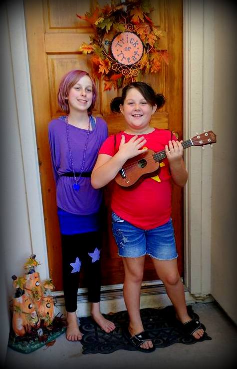TeamNonSequitur's tweet photo. Amethest &amp; Steven jamming out in AZ. Too bad you can't see her #cheeseburgerbackpack!  #stevenuniverse  #crystalgems #CNHalloweenContest https://t.co/pL19k5tkDw