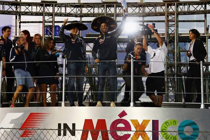 Hahhaha <a href="/Max33Verstappen/">Max Verstappen</a> and <a href="/danielricciardo/">Daniel Ricciardo</a> on stage of The #GPMexico after he received the trophy from Ferrari. Gracias #Vettel