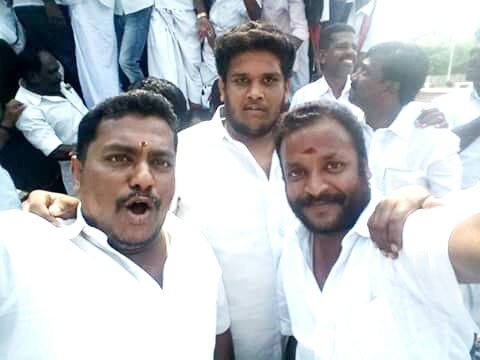 MathanMohan_MS's tweet photo. காவிரி மேலான்மை வாரியம் பிஜேபி அரசை கண்டித்து அண்ணன் பி.மூர்த்தி மாவட்டகழகசெயலாளர்
தலைமையில் 2500க்கும் மேற்பட்டோர் இரயில் மறியல் செய்த போது https://t.co/OxOlSVRpBd