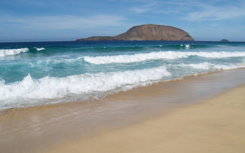 Las mejores playas de #Tenerife para hacer surf 🏄 ow.ly/fCIJ305vFiv #viajar #tips