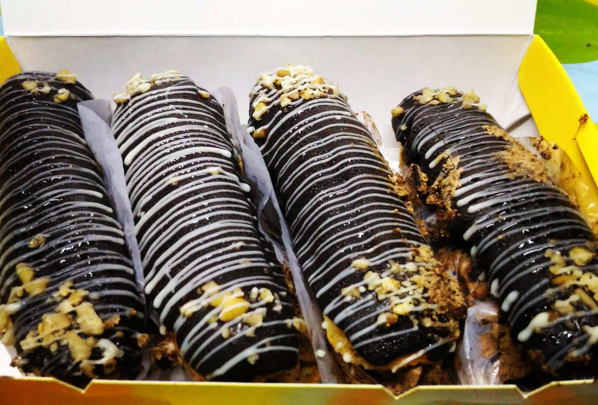 MhelaiMendoza's tweet photo. Chocolate eclaire.
#2amcravings #figarro #sweets https://t.co/OCplGwyA5m