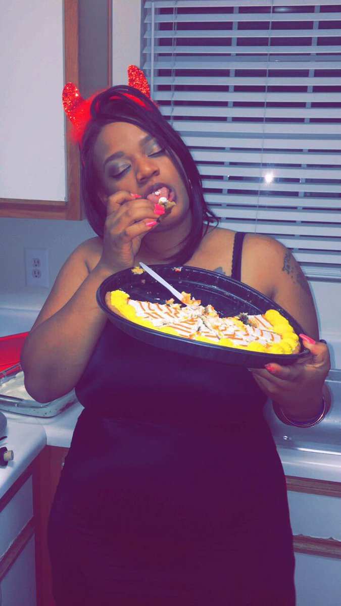 K_LondonMarie's tweet photo. In a world full of skinny bitches .. somebody gone have to stick out .. 😘💁🏽😂🎂 #CAKECAKE https://t.co/yfXbz6ydA2