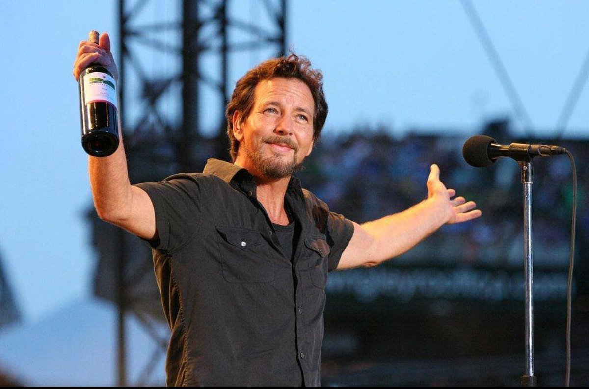 KateOpp's tweet image. Best part of the game! #thatishowitsdone #EddieVedder#cubbies
#7thinningstretch