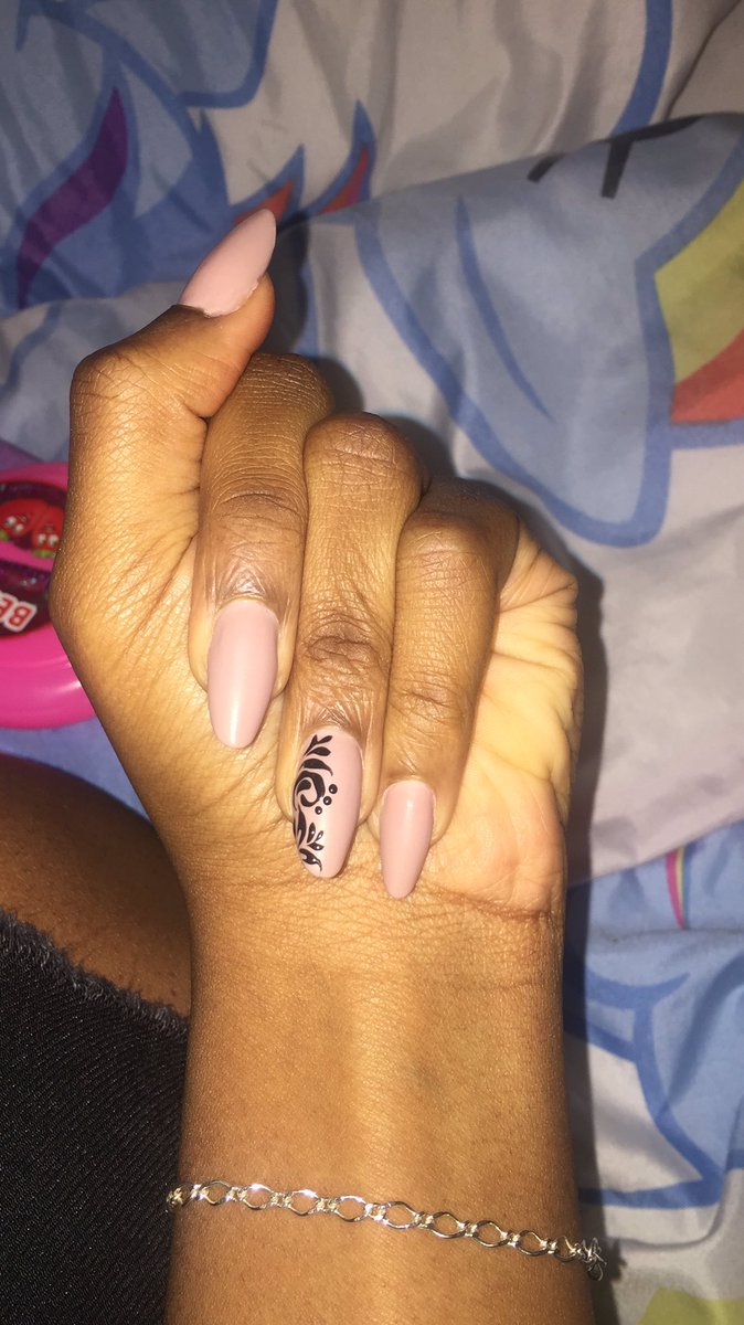 This girl’s bizarre hand photo is confusing the internet
