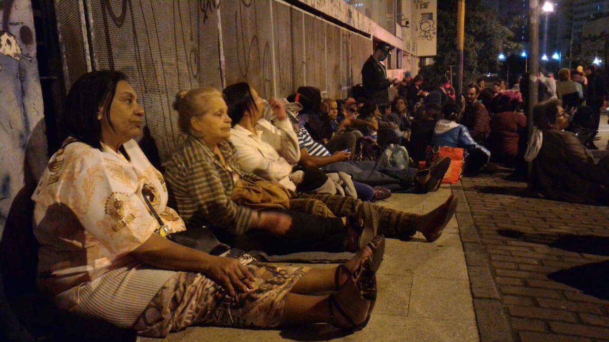 MidiaNINJA's tweet photo. Dezenas de novas ocupações tomam forma nessa madrugada em SP contra a PEC 55 (antiga PEC 241) e pelo direito à Moradia https://t.co/Z5nwXvW5EZ