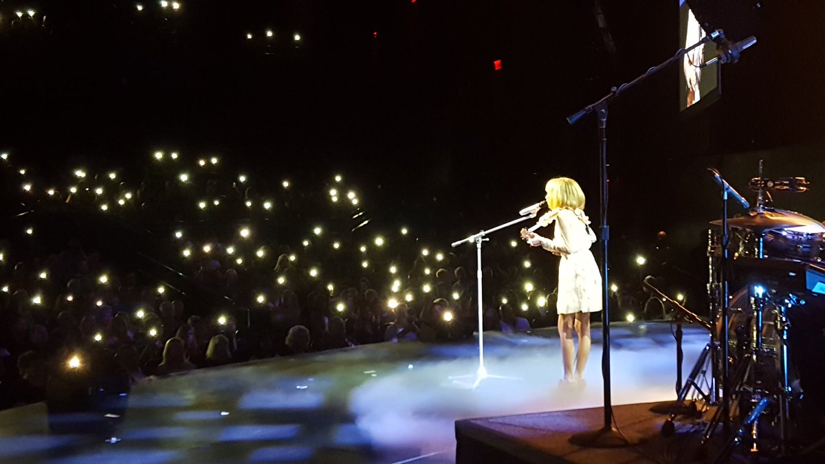 GraceVanderWaal's tweet photo. Light the Sky..... @greg_wells I know you didn't turn on your flashlight  😂😎 #grumpycat https://t.co/oIj57J9vQc