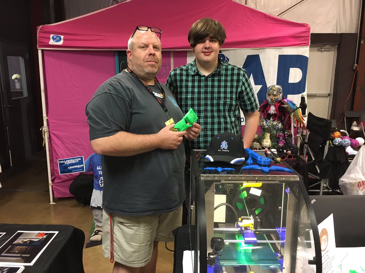 ases_art's tweet photo. #asestyler  alum Kevin McKain ('14) hanging out at the ASES 3D printing table at Tyler Comic Con @AllSaintsTyler https://t.co/B4kko7b8od