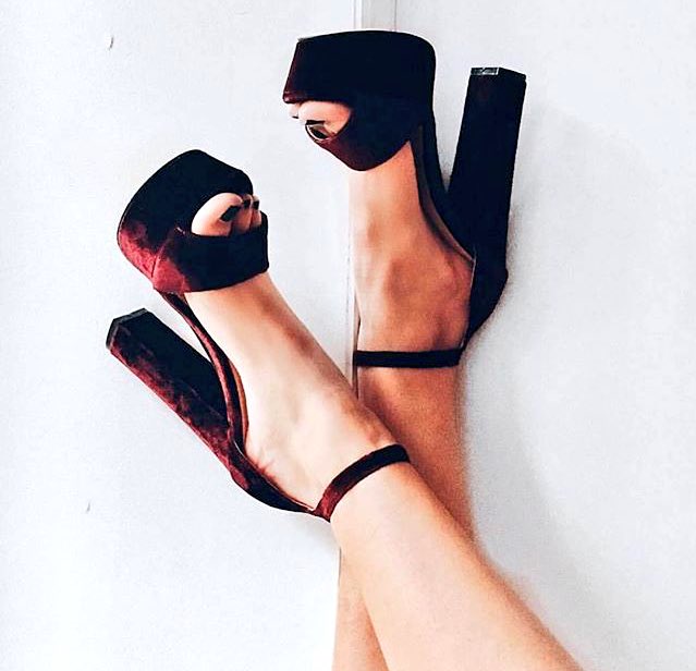 HeelsAddicter's tweet photo. Block 👠 heels. Yay or nay? https://t.co/ZOAAi1RP0P