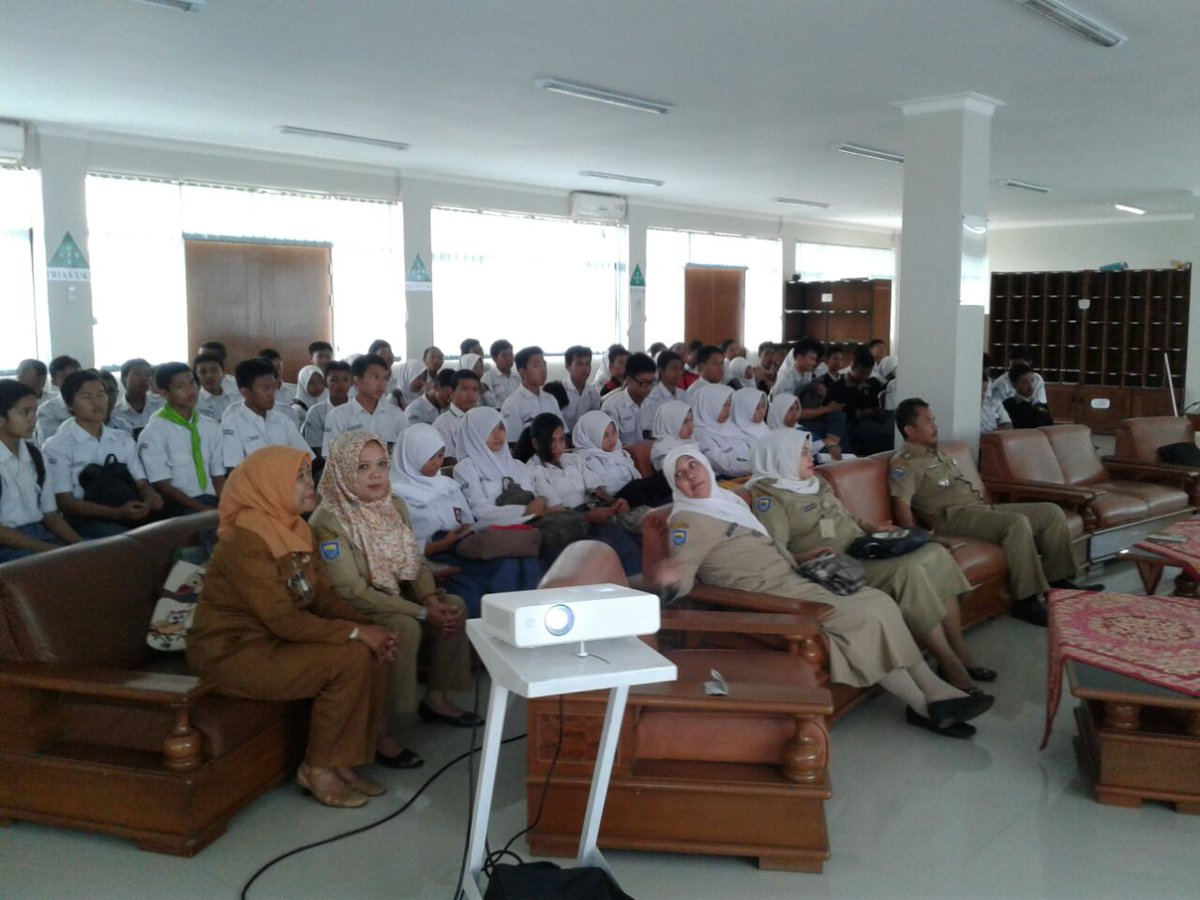 Gladi resik penilaian Lomba Sekolah Sehat tk prov di <a href="/SMKN6BDG/">SMK NEGERI 6 BANDUNG</a> , pemberian motivasi dr Bpk Camat <a href="/KecGedebage/">Gedebage Bagja</a> @PemumBdg <a href="/relawan_bdg/">Relawan Bandung</a>