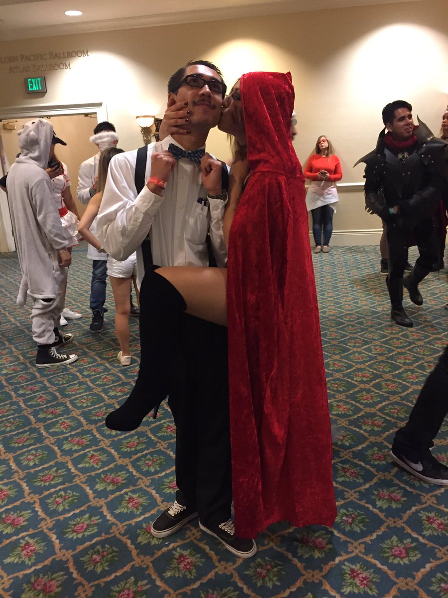 MzCaitlinnn's tweet image. I would not be opposed to @swiggz858 dressing like this all the time it&apos;s sooooo adorable haha #MyNerd 😍🤓😜