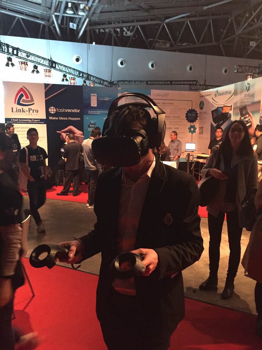 Arnpll's tweet photo. My turn to try it @NemPerGame #Crazy #Innovation #FutureGame #SlushEvent https://t.co/yFQOMb1uLv