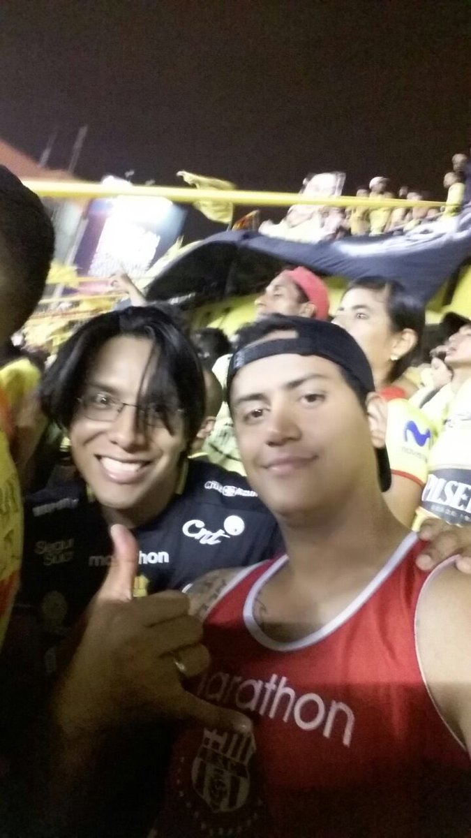 viejoche's tweet photo. Con mi hermanito Danny en la Sur Oscura #hinchaamarillo #BSC #BarcelonaSC #VamosPorLa15 #UnSoloIdolo #instabsc #MasAmarilloQueNunca 👏🏽🙌🏽👍🏽 https://t.co/tiw5JgWg81