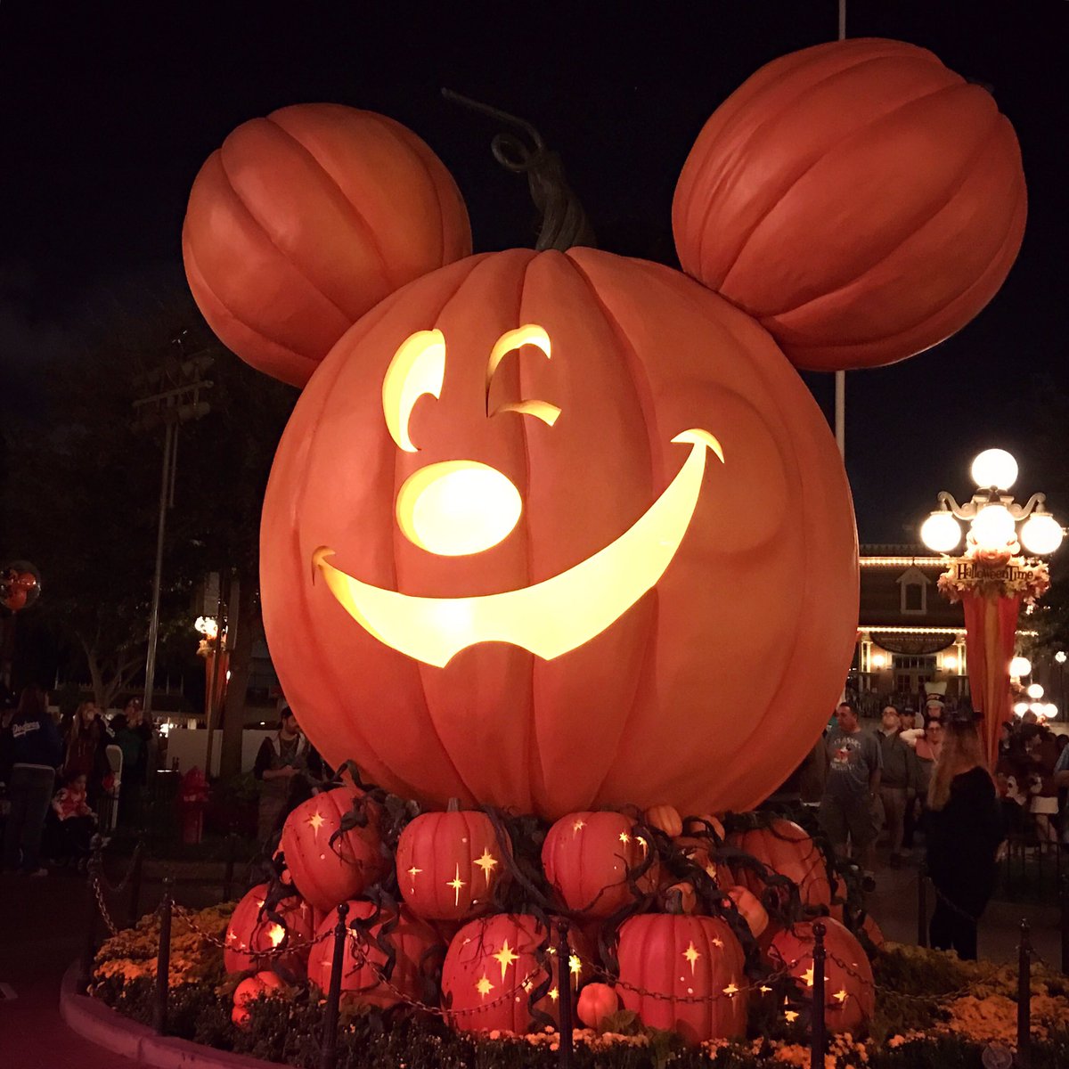 2Disneylanders's tweet photo. #HappyHalloween 🎃🎃🎃 #Disneyland https://t.co/LhN1Uq45QG
