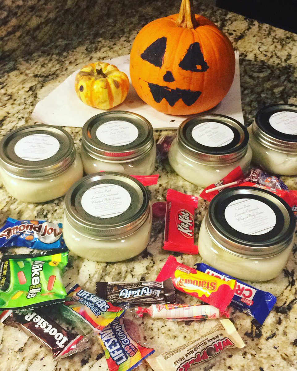 clean_bath's tweet photo. #halloween #nashville https://t.co/GDYXwxD8xz https://t.co/jethW59GZf
