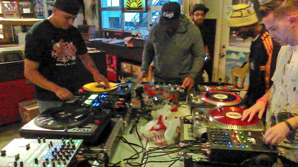 ARTofSKRATCH's tweet photo. #FTk sessions #monthly @Heights_Vinyl 
#truetablist #HoldingDownHtown #Texas 
#community #mixmashpotatoes #toaststyle #tknc #SD #stnkld 
Rt https://t.co/Hs3Q0KSLGy