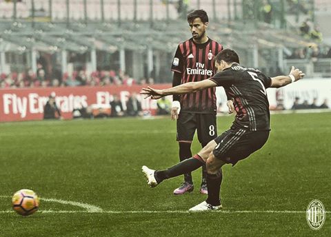 milanistic1899's tweet photo. "Honda yang mengajarkan kepada Bonaventura teknik tendangan seperti itu saat latihan." - Montella https://t.co/pTfGkWLSEm