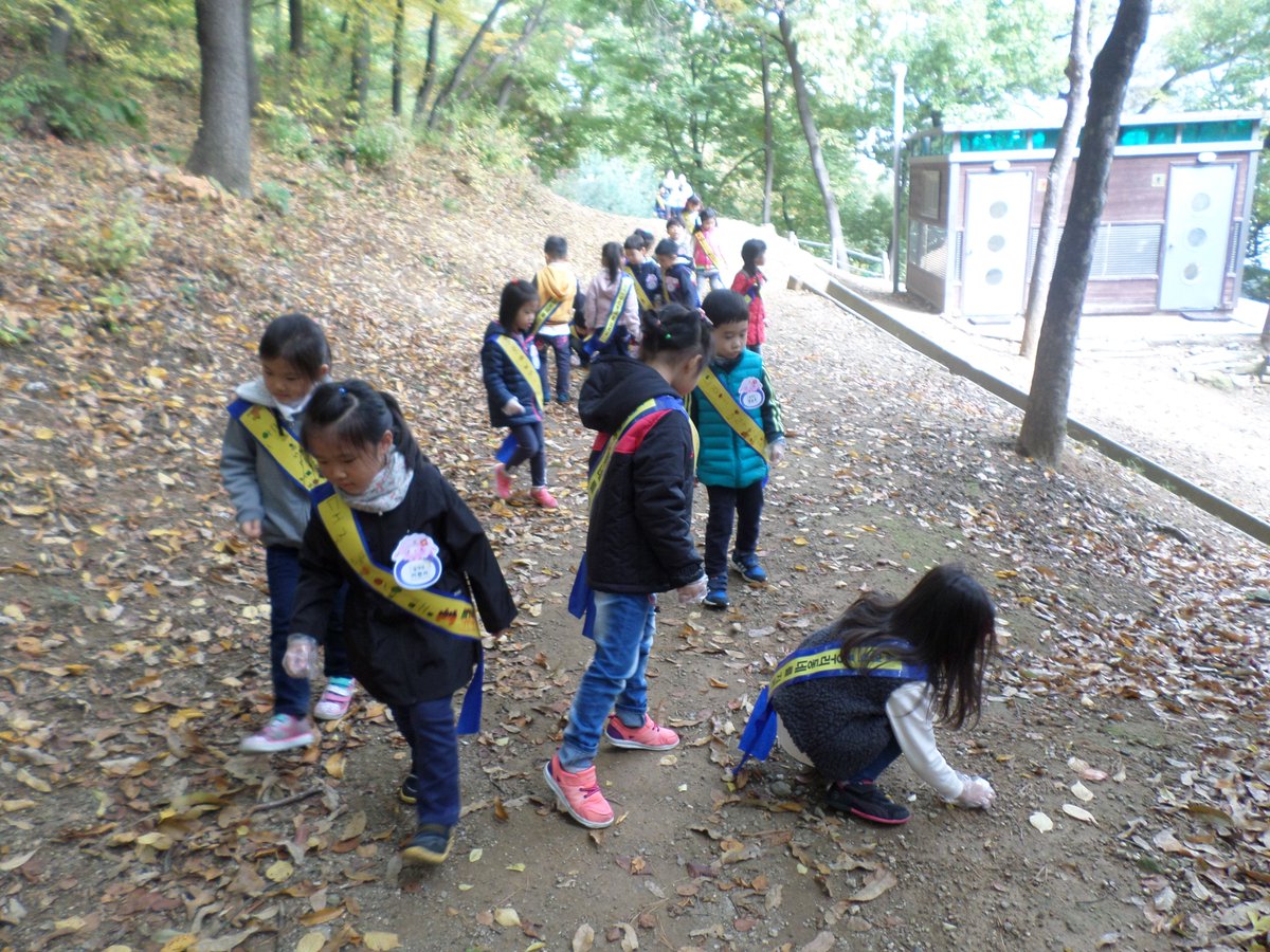 6,7세 친구들이 협력이라는 주제로 우리동네를 위해서 우리가 할수있는 일에 대해 알아보고 실천활동으로 쓰레기 줍기를 하였답니다. 또한 동네사람들도 함께 협력하면 우리동네가  더좋아질거라 생각하여 동네를 돌며 캠페인 활동도 하였답니다~우리 함께 해요^^
